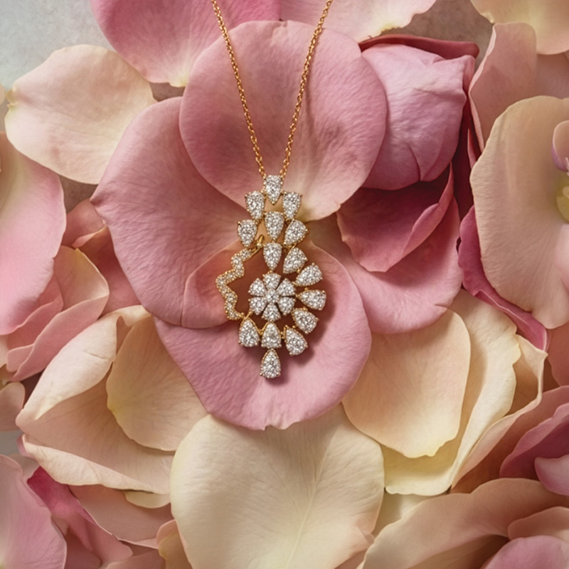Stunning Yellow Gold Pendant with Diamonds